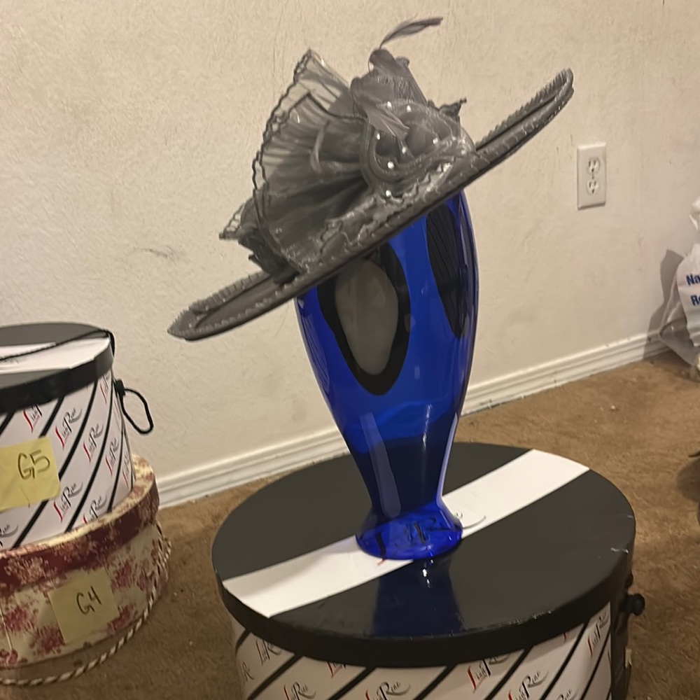 Elegant Gray Wide-Brim Hat with Floral Accent